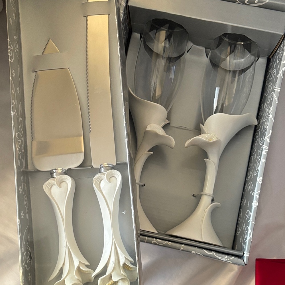 Elegant White Calla Lily Cake Server and Toasting Flutes Set
